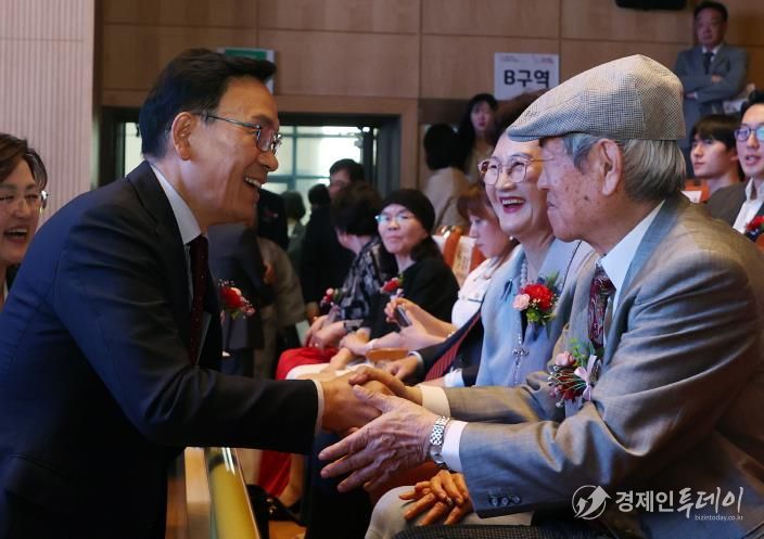 지난해 4월 26일 어버이날 기념행사에 참석한 조성명 강남구청장