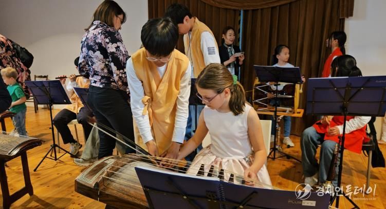 예술학교( ZUŠ ADOLFA VOBORSKÉHO)에서의 국악기 체험 모습