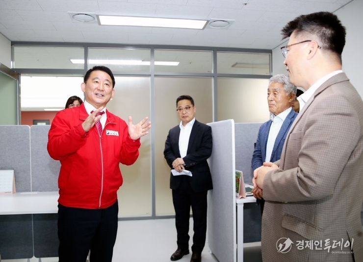 서구 창업허브센터 창업기업 방문 장면