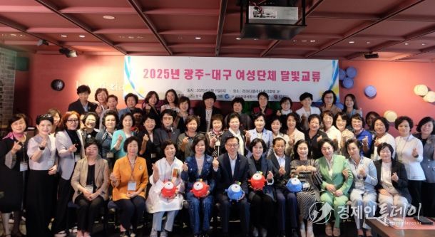 고광완 광주시 행정부시장이 11일 광주 라마다플라자 충장호텔에서 열린 ‘2025 광주-대구 달빛동맹 교류행사’에 참석해 참석자들과 기념촬영을 하고 있다. /광주광역시 제공