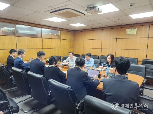 산업무역부 원전담당 부국장 면담