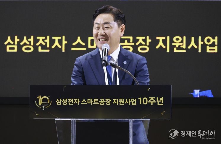 21일 서울 코엑스에서 '2025 스마트비즈엑스포' 행사 일환으로 열린 삼성전자 스마트공장 지원사업 10주년 기념식에 김관영 도지사