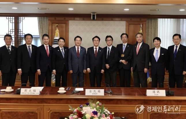 김민석 국무총리가 12일 세종대로 정부서울청사에서 한일지사회의 일본 대표단을 접견하고 있다.