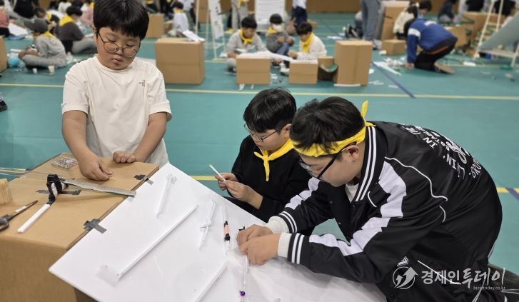 2025 전라남도 창의‧도전 페스티벌’에 참가한 학생들이 롤링볼 제작 활동을 하고 있다.