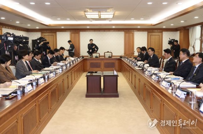 김민석 국무총리가 24일 세종대로 정부서울청사에서 열린 과학기술관계장관회의를 주재하고 있다.