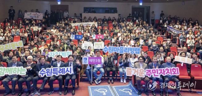 행사 참석자들이 단체 사진을 촬영하고 있다.