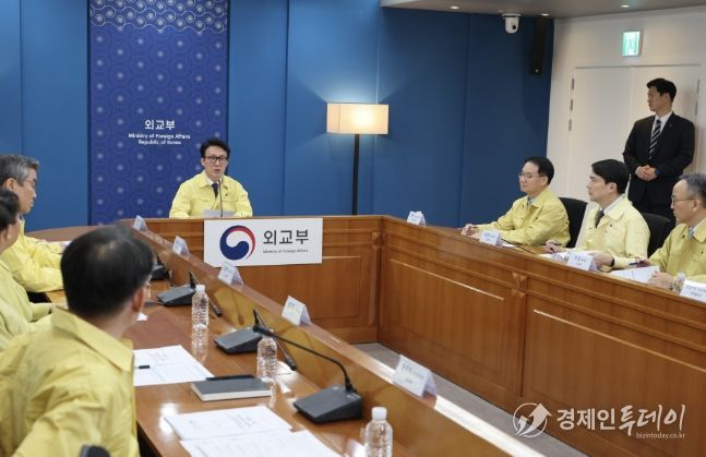 김민석 국무총리가 9일 세종대로 정부서울청사에서 열린 재외국민 보호 점검회의를 주재하고 있다.(국무조정실)