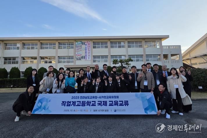 우시즈고등학교 방문 후 우시즈고등학교 및 사가교육위원회 관계자와의 단체 사진