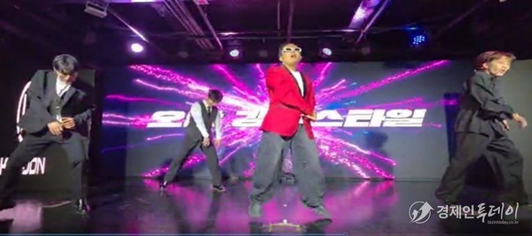 공연을 하고있는 인디스탈 소속 K-Pop 개그 아이돌 (사진제공: 주한외국기업연합회 KOFA)