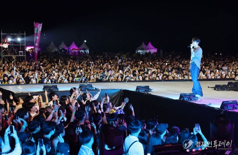 광산구가 지난 9월 광산뮤직ON페스티벌을 개최해 시민들이 마지막 무대에 오른 10cm공연 즐기고 있다.