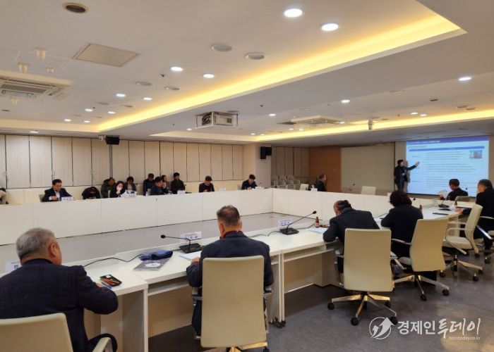 김영문 문화경제부시장이 15일 오전 시청 중회의실에서 열린 복합쇼핑몰 상권영향평가 연구용역 최종 보고회에 참석해 연구용역 결과를 청취하고 있다. /광주광역시 제공