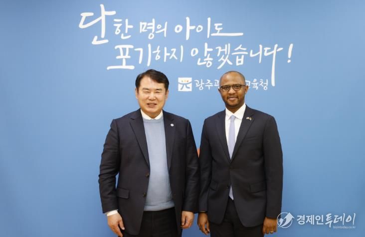 이정선 광주시교육감이 15일 교육감실에서 탄자니아대사관 토골라니 에드리스 마부라(Togolani Edriss Mavura) 대사과 만나 교육기관 협력 방안을 논의한 후 기념사진을 촬영하고 있다.