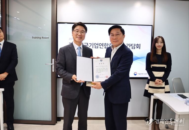 서울국세청장 표창장을 수여받고있는 세정협조자 KOFA 전임회장 이승수 대표 (인피니언테크널러지코리아 대표이사) (사진 : 주한외국기업연합회 KOFA 제공)