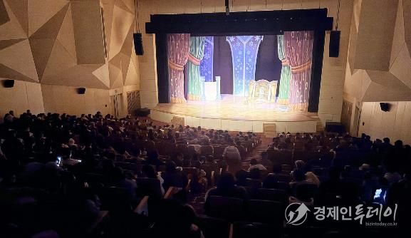 강진아트홀 2026년 첫 번째 공연을 관람하러온 관객이 대공연장을 가득 메우고 있다.