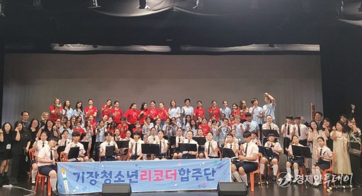 기장쳥소년리코더합주단이 싱가포르에 있는 프랑스국제학교에서 리코더 합주공연 후 기념촬영을 하고 있다.