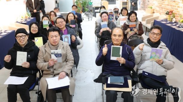 지난 27일 하안도서관 1층 '열린시민전시코너'에서 '2025 광명시 독립출 간담회'를 진행하고 기념사진을 촬영하고 있다.