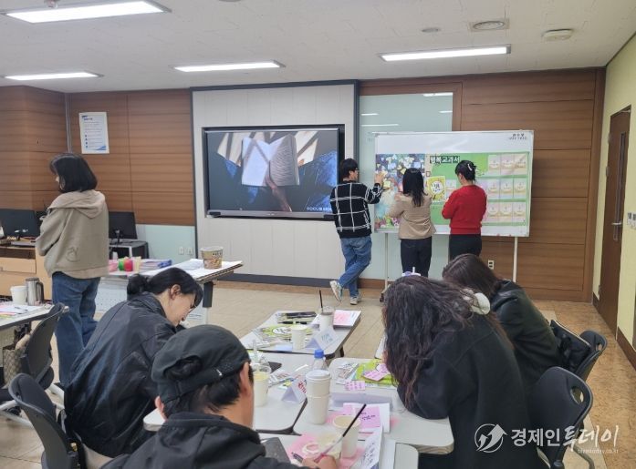 동료교사의 실천 경험 공유하는 참여․성찰 중심 R&D형 연수