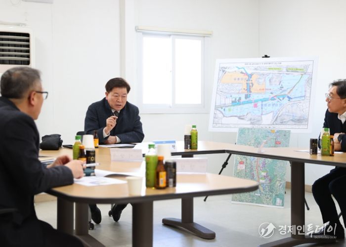 박승원 광명시장이 2일 오후 광명시흥 테크노밸리 공사 현장을 방문해 한국토지주택공사, 경기주택도시공사 등 관계자들에게 신속하고 차질 없이 공사를 추진해 달라고 요청하고 있다.