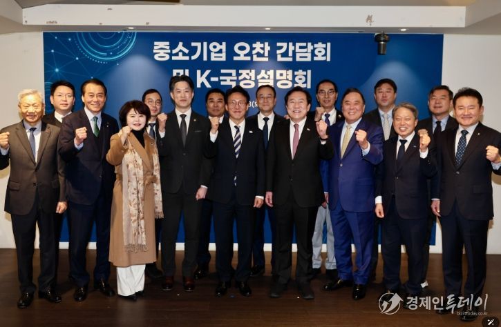 김민석 국무총리가 3일 중구 달개비에서 중소기업인들 대상으로 열린 K-국정설명회에서 강연을 하고 있다.