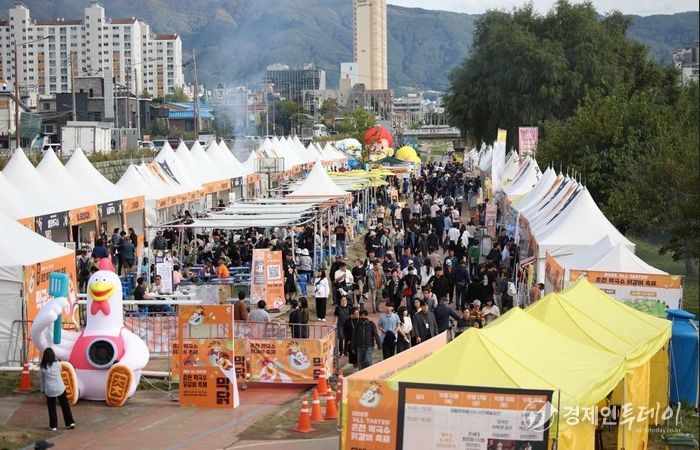 지난해 10월 16~19일 나흘간 열린 2025 춘천막국수닭갈비축제에 관광객 30만명이 몰린 가운데 축제장에 관람객들이 인산인해를 이루고 있다.