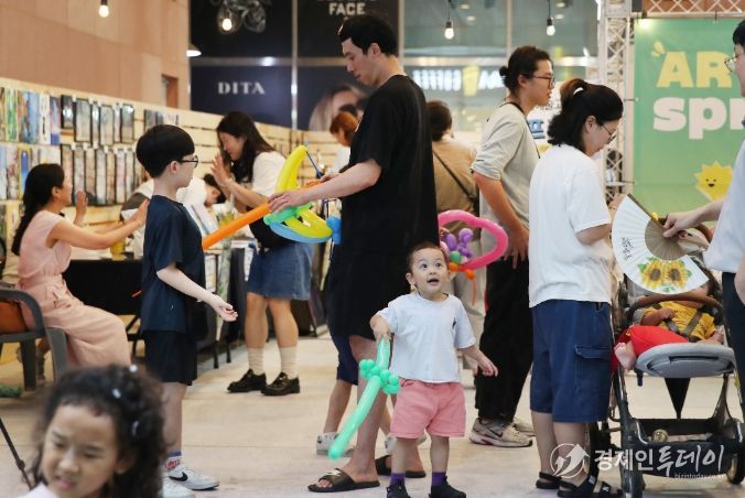 2025년 탄방동 로데오거리에서 열린 '2025 대전 서구 아트페어 아트스프링' 현장